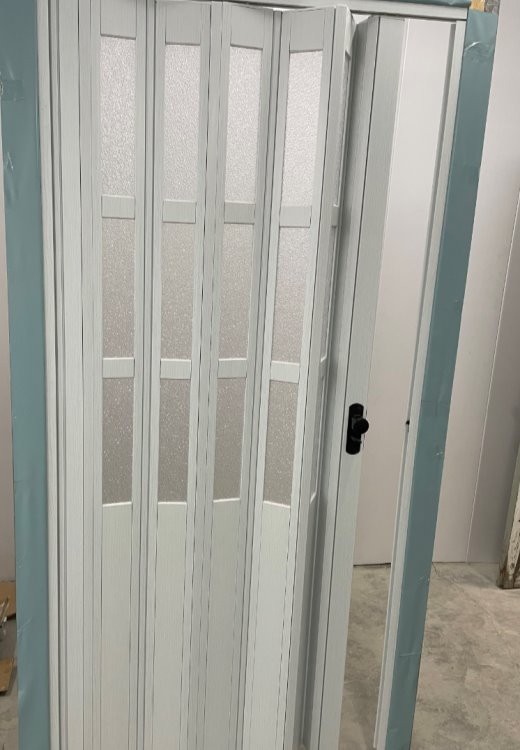 Drzwi składane z białego szkła PCV